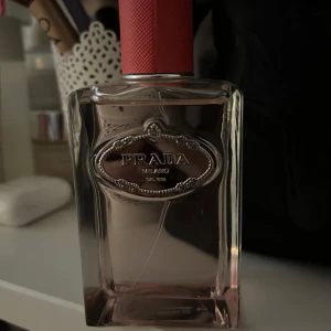 Prada Infusion de Rhubarbe Eau de Parfum -  Prada, Infusion de Rhubarbe. Doften har noter av rabarber, ros, grön mandarin och vita mysknoter. 100 ml (köpte för 1,400 har sprayat 2 gånger) 