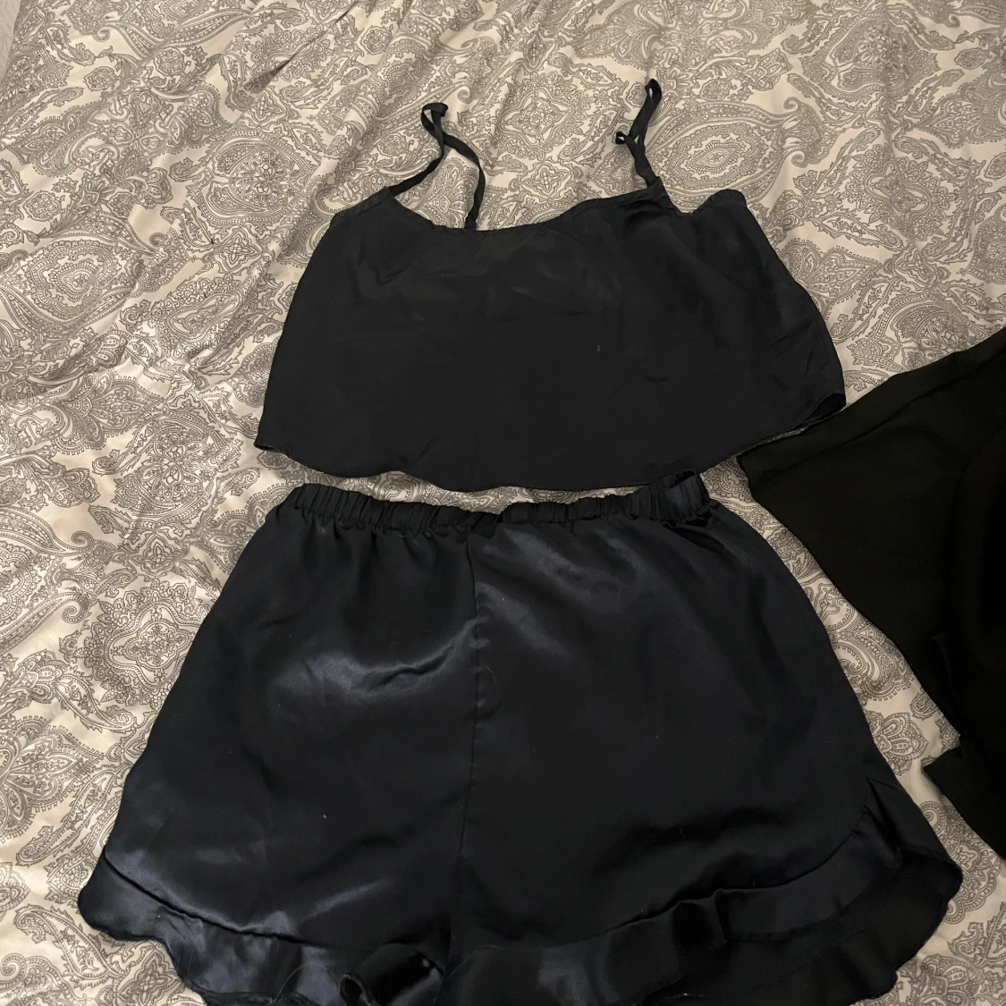 Marinblå silkeslen pyjamas