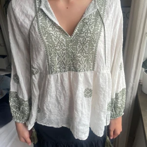 snygg zara tröja - säljer nu denna zara tröja som jag använd en gång. nypris är ca 400. tröjan är i nyskick 