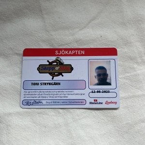 Äkta skepp o hoj kort - Säljer detta sjukt ovanligta kort bara 1 producerad just nu. Iaf med en bild på toni strykjärn. Bara att vid en fel producion så blev en bokstav fel i hans namn men går att rätta till om du kontaktar producenten. Kom pv för mer info