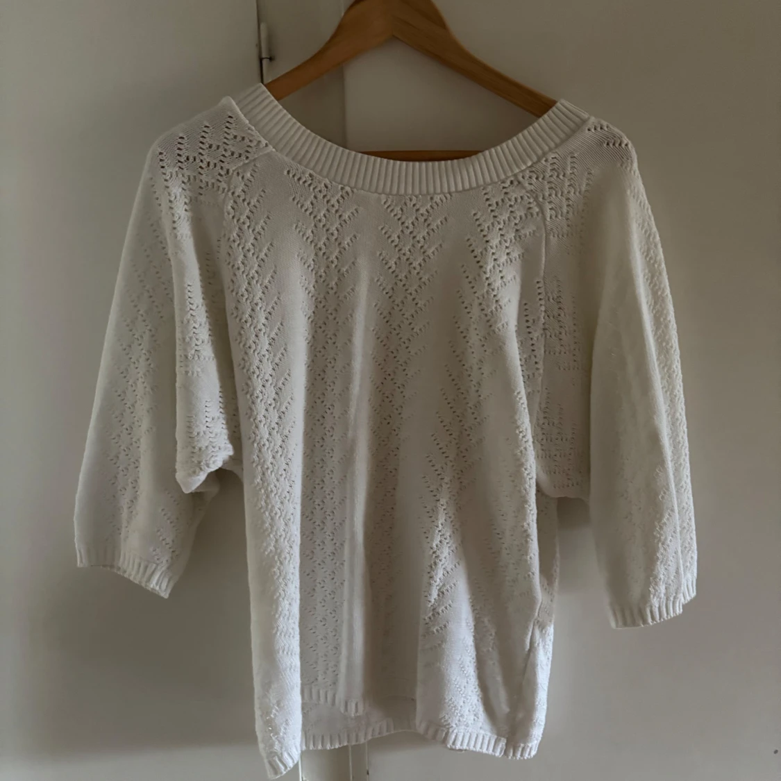 Vit stickad tröja med trekvartsärm - 2