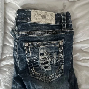 Blå Miss Me jeans med dekorerade fickor - Blå miss me jeans i storlek 26, jag säljer de för att de inte kommer till användning längre! Skriv privat för mer information 💕