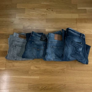 Fyra par jeans  - Tjenare säljer lite olika jeans från olika märken. Alla jeans finns inne på min profil så bara att gå in o kolla om det var något par som fånga era ögon.☺️