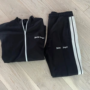 Palm Angels svarta mjukisbyxor med vita ränder - Säljer ett snyggt Palm angels sett svart med vita sträck🔥