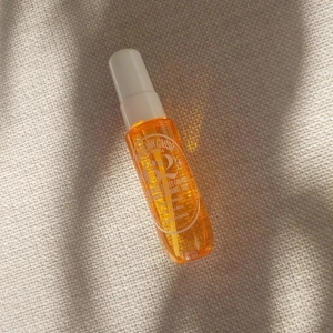 Sol de Janeiro 62  - Brazilian Crush Cheirosa 62 är en parfymmist med doft av pistage, salted caramel, vanilj och sandelträ. Flaskan är orange och genomskinlig med vit spraykork och rymmer 30 ml. Perfekt för dig som älskar söta, gourmandiga dofter med en tropisk vibe.🤗💕