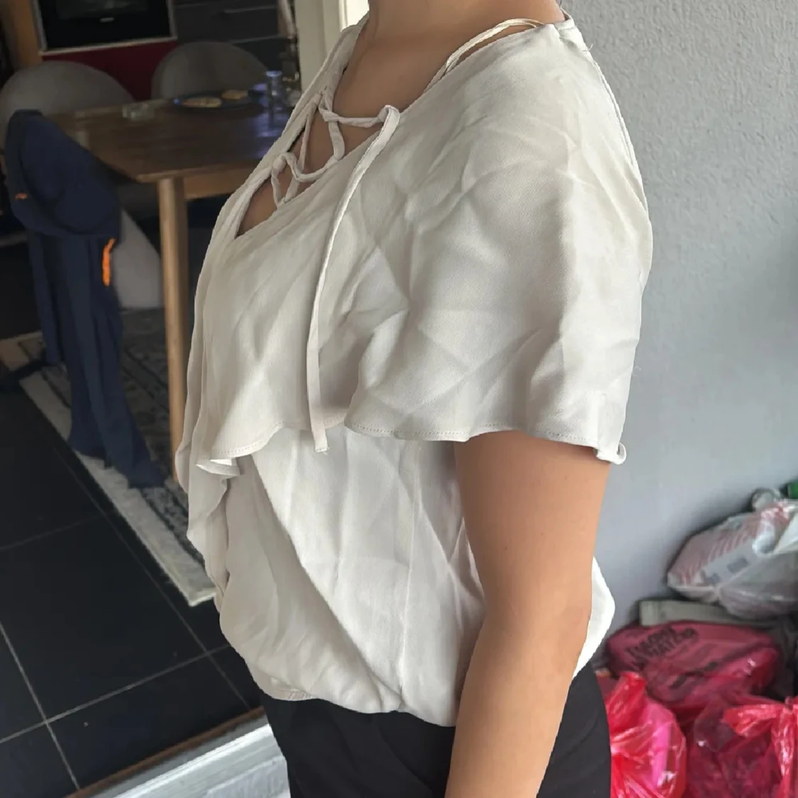 Vit blus med snörning och volanger - 2