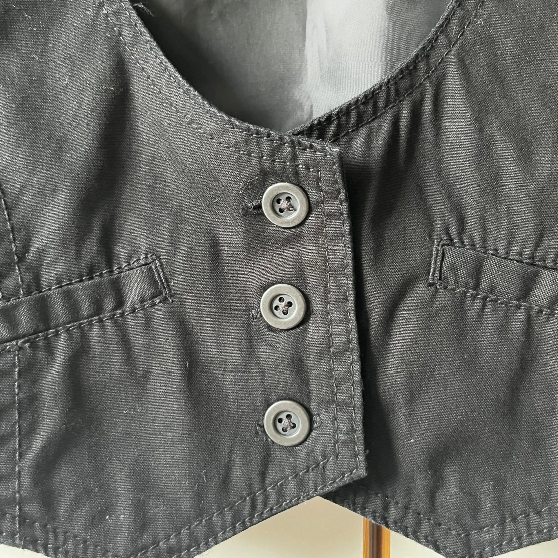 Svart väst från H&M med knappar - 4