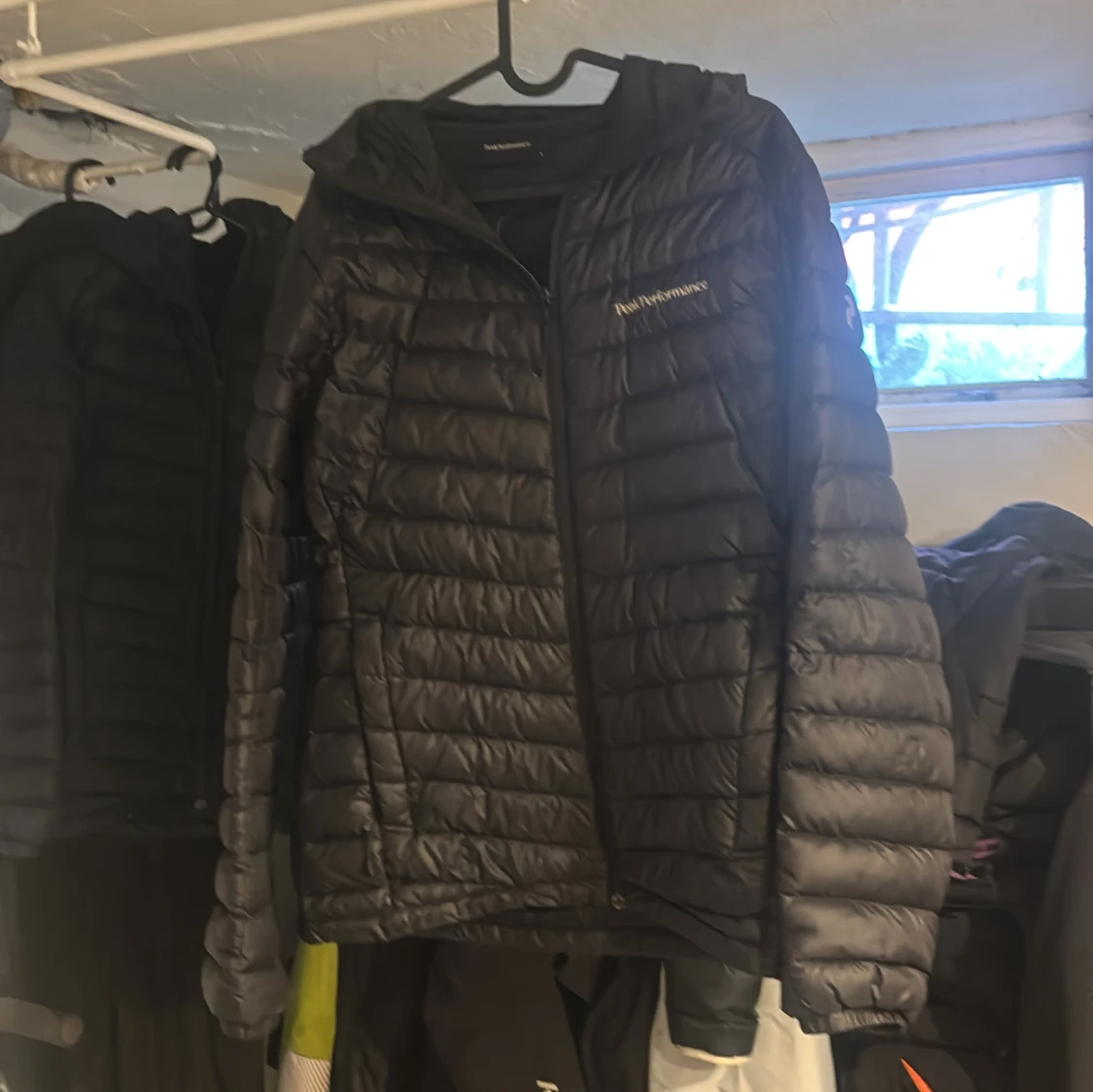 Svart dunjacka Peak Performance