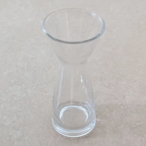 Liten vas av glas - Snygg liten vas av glas. 