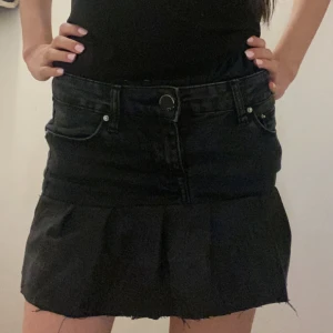 Svart jeanskjol med volangkant - Svart,snygg volangkjol som är lågmidjad o som jag har gjort själv. Den är inte helt perfekt men den är supersöt och passar till allt. Pris kan sänkas