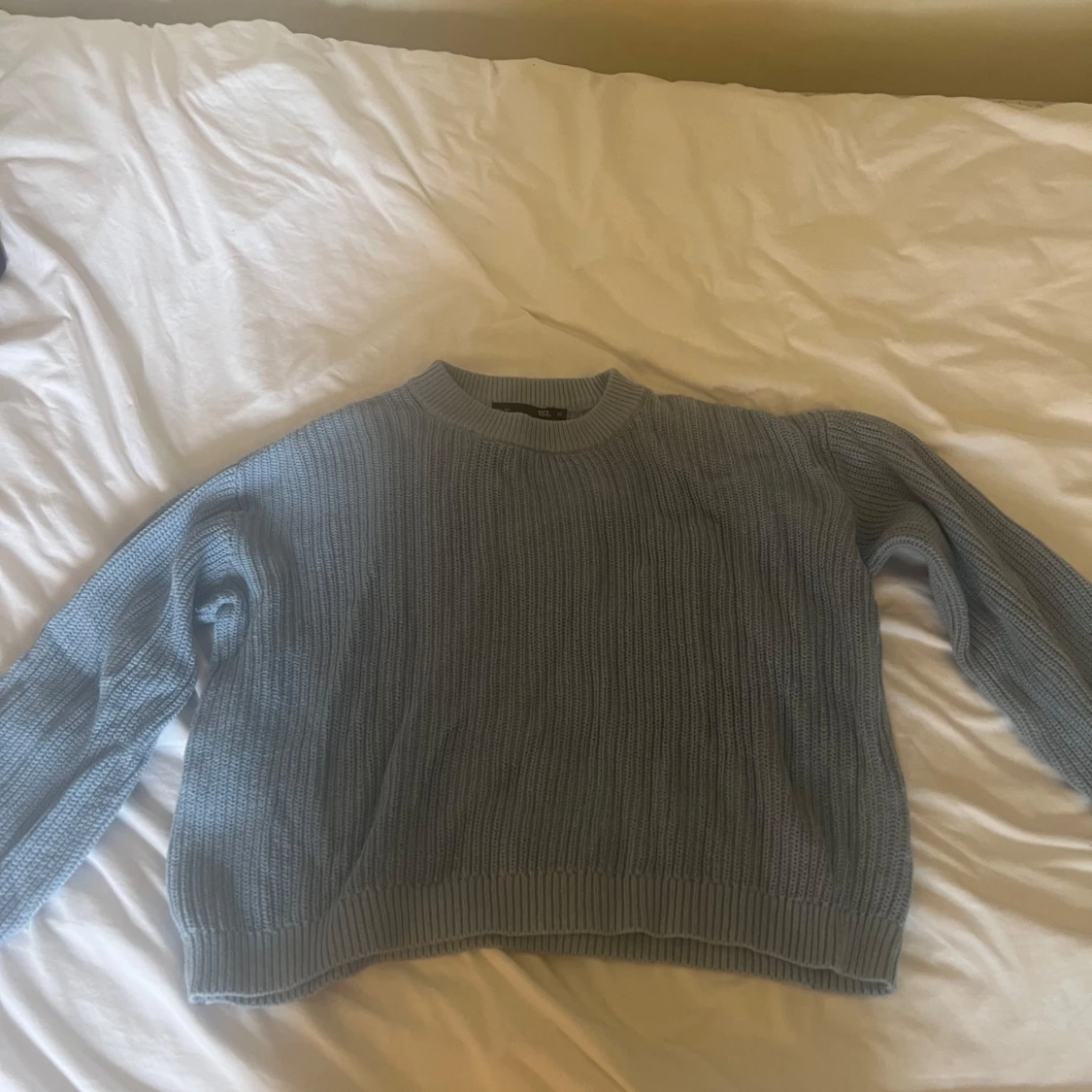 Ljusblå stickad tröja med rund hals