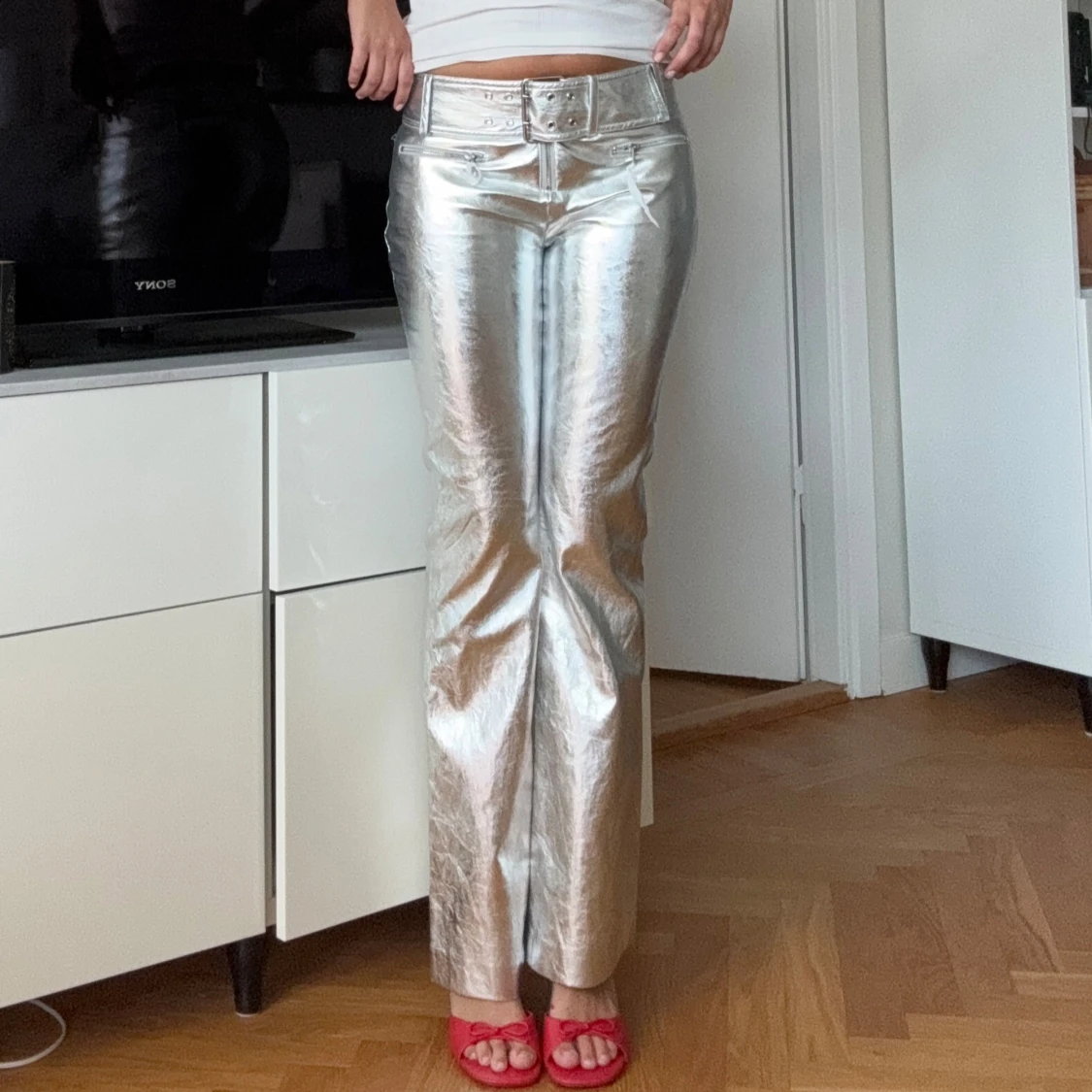 Silvriga lågmidjade bootcut byxor från Mango