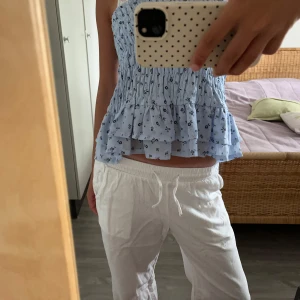 Vita jätte fina linnebyxor med snörning från Lindex - Säljer ett par chill vita linnebyxor från Lindex med elastisk midja och snörning framtill. Byxorna har raka ben och sidfickor, perfekta för varma dagar. Materialet är lätt och luftigt linne, vilket gör dem sköna att bära hela sommaren. Perfekt på en sommar kväll. Storlek 152 och passar mig perfekt som annars har storlek S, jag säljer för att det är för korta. 