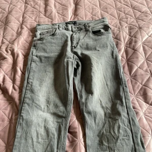 Grå jeans från Replay stl 170  - Ljusgråa jeans helt oanvända. Säljer dom för det var fel storlek. 