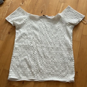 Vit topp - Säljer en vit topp med ribbat mönster. Enkel att styla till vardags. Den är från Lager 157 och är i storlek M. Kontakta mig om ni undrar något!🫶🏻💞