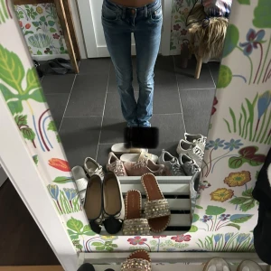 LTB blå bootcut jeans W24/30 - Säljer ett par LTB jeans i ljusblå tvätt med klassisk femficksdesign och snygga kopparfärgade nitar. Modellen har bootcut-ben och låg midja, vilket ger en riktigt chill och tidlös vibe. Perfekt passform och mjukt jeanstyg som sitter skönt hela dagen.