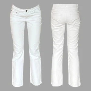 Vita Lågmidjade bootcut jeans  - Supersöta vita vintage bootcut jeans. Midjemått: 36cm, innerbenslängd: 72cm!Kolla in min profil för fler plagg! 💙✨