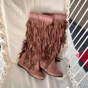 Fringe Boots - En par så chic fringe boots 🌟🙌 Perfekt till hösten! Fodrade, stl 37 och med kilklack. Bra skick, små fläckar (näst sista bild) men knappt märkbara. I mockaimitation 💛