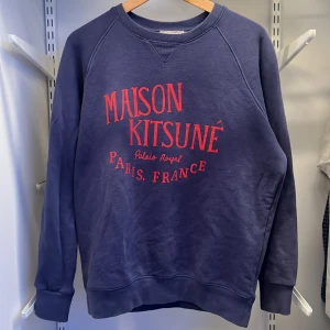 Maison Kitsuné blå sweatshirt - Säljer denna snygga blå tröja från Maison Kitsuné🦊. Nypris ca 1500kr, mitt pris 799kr. 