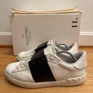 Valentino open sneakers  - Säljer nu dessa fina valentino open skor | Fint skick | Storlek 42 | Kommer med box,dustbag och kvitto | Hör gärna av er vid frågor eller funderingar 