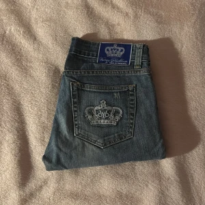 Victoria Beckham lågmidjade jeans - Snygga vintage lågmidjade jeans från Victoria Beckham med raka ben och coola slitdesigner! Snygga detaljerade bakfickor!! Perfekta att ha med ett par höga boots!🫶😍