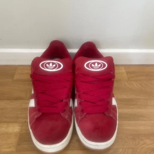 Röda Adidas Campus strl 39 - Säljer ett par snygga röda Adidas sneakers, använt dem sparsamt 