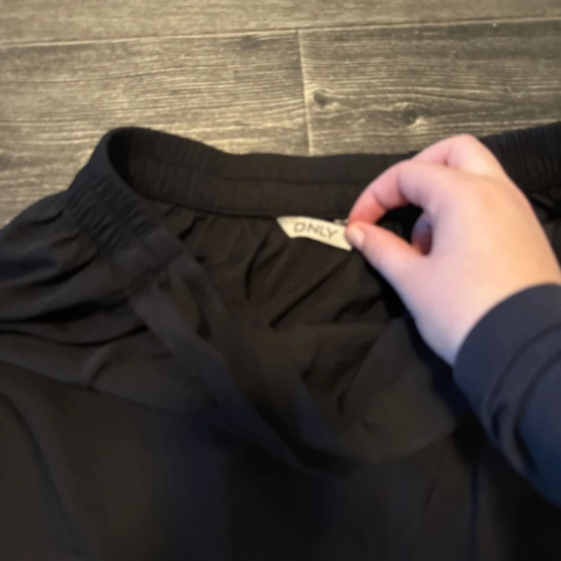 Svart omlottkjol med volang från ONLY - 1