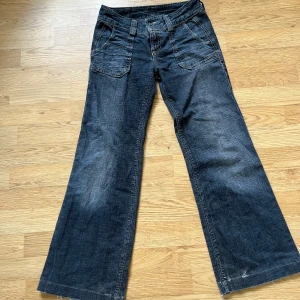 Diesel jeans - Säljer ett par mörkblå jeans från Diesel. Jeansen har fickor både fram och bak, låg midja. Perfekt för dig som gillar avslappnad och trendig stil. Lite slitage längst ner! Skriv om du har frågor eller köp nu!!💕