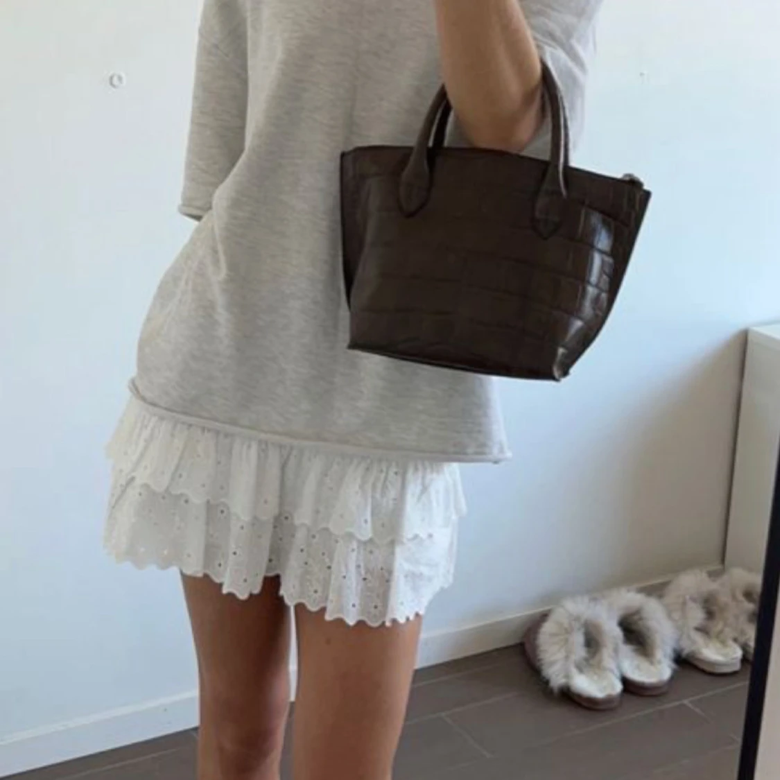 Vit volangkjol med broderade detaljer - 2