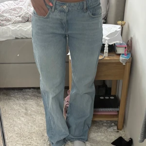 Lowwaist Zara jeans  - Säljer Lowwaist Zara straight leg jeans. I storlek 38 men passar mig som är S. Anvönd fåtal gånger så i fint skick. 