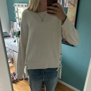 Vit stickad tröja med snörning  - Stickad tröja med assnygg snörning från hm logg