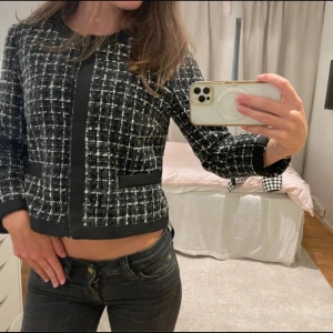 Trekvartsärmad jacka  - SÅ snygg och unik jacka/blazer perfekt nu i höst och senare i vår🤎den är som ny i skicket! Står storlek 38 men skulle säga att den motsvarar en xs/s! 