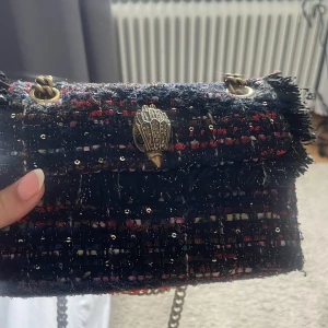 Kurt geiger väska - Skit snygg väska från kurt geiger som är slut överallt!! Skriv för frågor! Knappt andvänd! INTRESSEKOLL!!