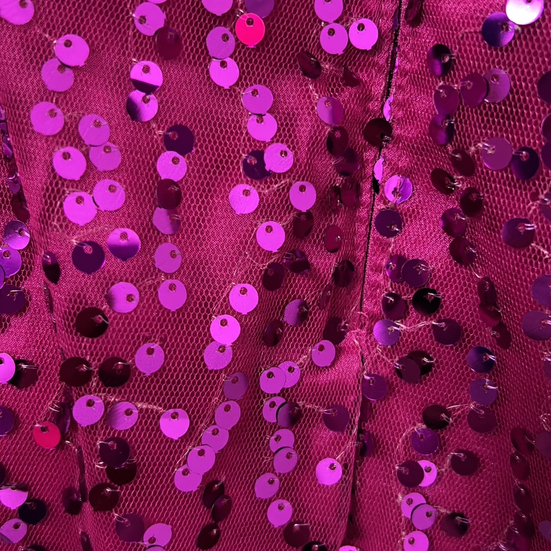 Glittrig rosa one shoulder klänning - 2