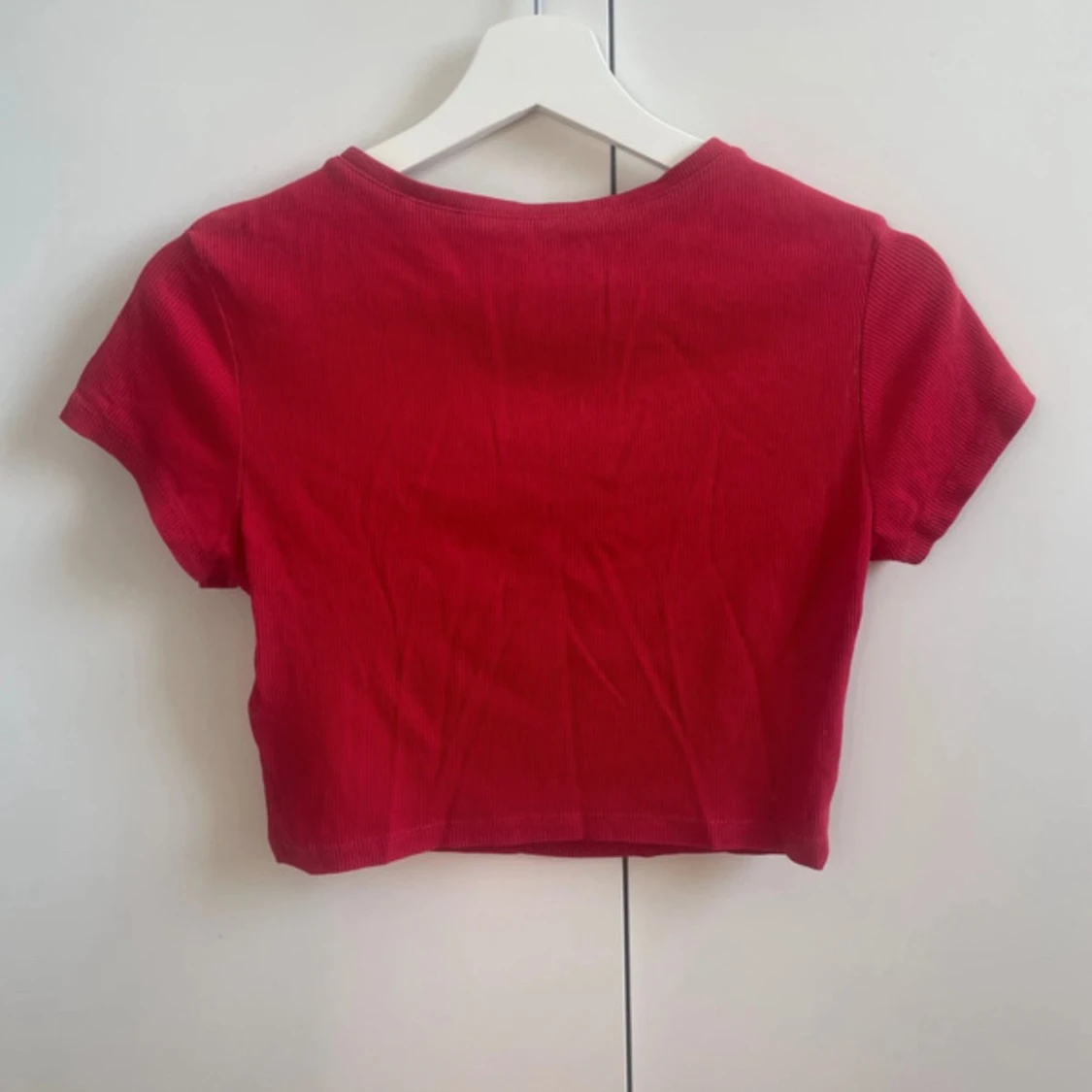 Röd croppad topp från FSBN Sister - 1