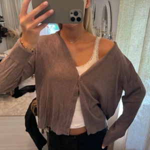 Brun kofta med knappar - Säljer en chill brun kofta med knappar framtill oversized på mig i storlek xxl men som referens brukar jag på bilden ha storlek S, skulle säga att den är en L.❤️