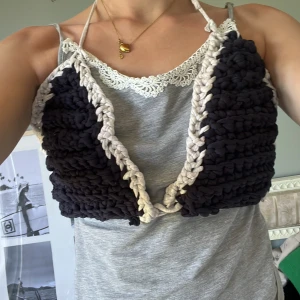 Virkad bikinitopp - Säljer en virkad marinblå/beige bikinitopp som jag har gjort själv. Säljer då den är för stor för mig men passar nog L/XL. Säljer lite dyrare eftersom att den tog väldigt långt tid att göra men pris går absolut att diskuteras 