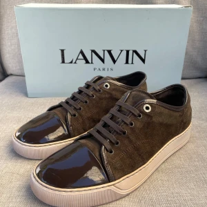 Lanvin skor  - Hej! Säljer nu dessa sjukt snygga Lanvin skor. Skorna är i fint skick! Vi rekommenderar att gå ner en storlek. Har ett begränsat antal boxar och dustbag! Hör gärna av dig vid frågor 