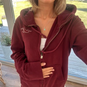 Hollister zip - En zip från Hollister i storlek S . Kan upplevas som större i storlek (oversize) Tröjan bedöms vara i väldigt fint skick skick. Jag skickar inom 24h. Se liknande zip i min profil! F3