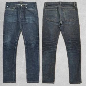 A.P.C. Petit New Standard jeans Selvedge - Snygga blå jeans från A.P.C. Petit New Standard med klassisk femficksdesign och raka ben. Jeansen har en mörk tvätt med coola whiskers och kontrastsömmar. Passar dig som gillar stilrena och tidlösa jeans med smal passform. Storlek 30 selvedge jeans.