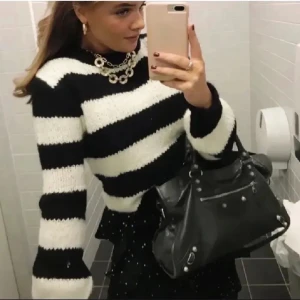 Randig stickad tröja - Svart/vit randig tröja. Köpt på Plick men aldrig använts av mig