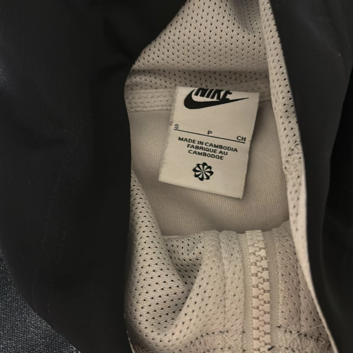 Kan röra på priset. Nike vit, svart och röd tracksuit med logoband(S) - 4