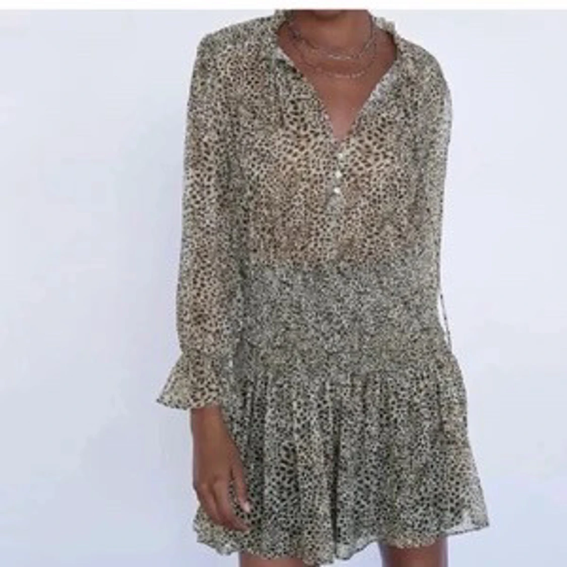 Leopardmönstrad kortklänning med volang - 1