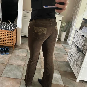 Bruna manchesterbyxor från Sinéquanone - Snygga bruna manchesterbyxor från Sinéquanone, storlek 38/M. Fint skick förutom ett litet hål ovanför vänstra bakfickan💕