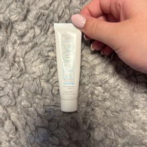 Bondi Sands Pure Self Tanning Mask - Bondi Sands Pure Self Tanning Sleep Mask för alla hudtoner, med hyaluronsyra och vitamin C. Kommer i en vit tub med blå text, 10 ml. Perfekt för dig som vill ha en naturlig glow och återfuktad hud över natten.