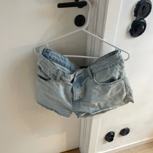 Jeansshorts  - Säljer ett par ljusblå jeansshorts från 157 då de är för små för mig 🫶🏻