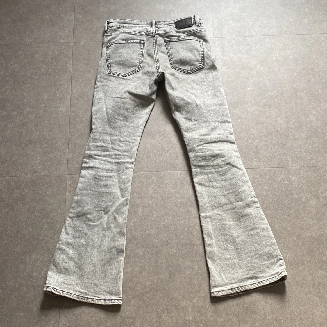 Grå bootcut jeans från 157 - 1