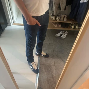 Replay anbass hyperflex - Snygga mörkblå Replay Anbass jeans med klassisk femficksdesign och raka ben. Jeansen har en slim passform och är tillverkade i mjukt jeansmaterial som sitter skönt hela dagen. Perfekta för dig som gillar stilrena och moderna jeans.