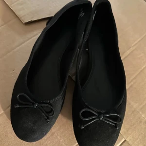 Svarta ballerinaskor  - Svarta ballerinaskor i storlek 37, använda en gång