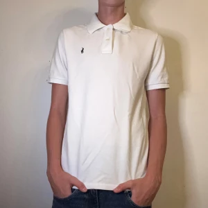 Vit Ralph Lauren pike herr XS - Säljer nu en riktigt snygg vit Ralph Lauren pike | storlek 14-16 alltså XS | modellen är ca 171cm och 56kg | skick 9,5/10, använd några enstaka gånger, inga defekter | skriv vid frågor! // HLselling